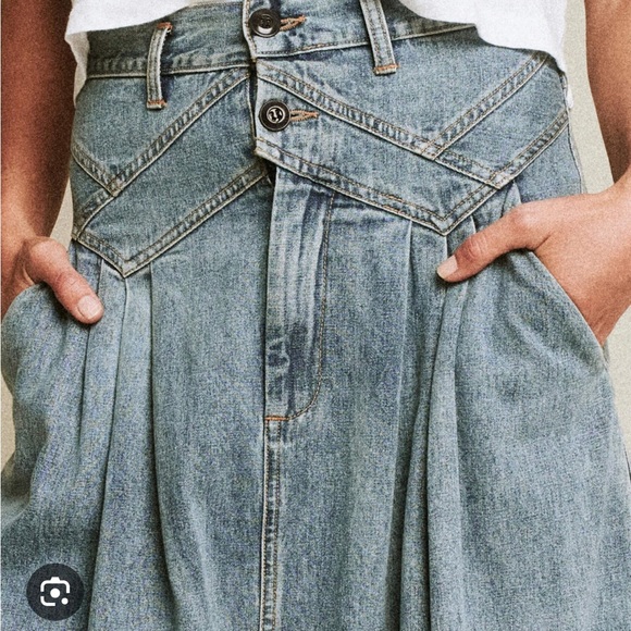 THE GREAT. The Field Denim Skirt in Misty Wash - Picture 4 of 7